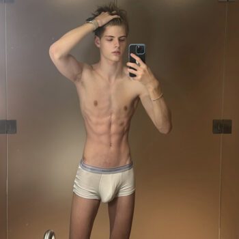 Snapping a Bulge Selfie