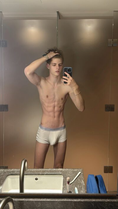 Snapping a Bulge Selfie